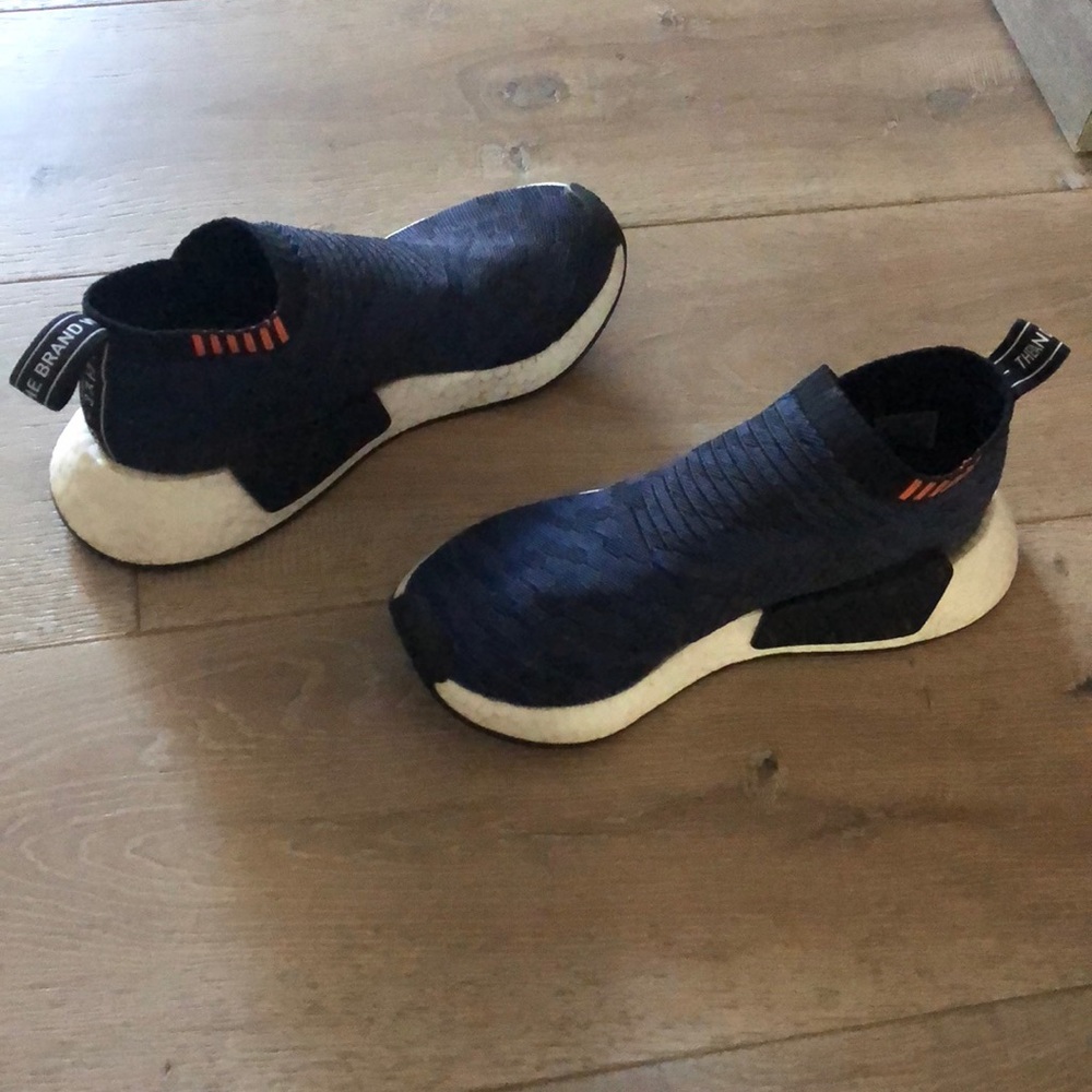 Tennis shoes